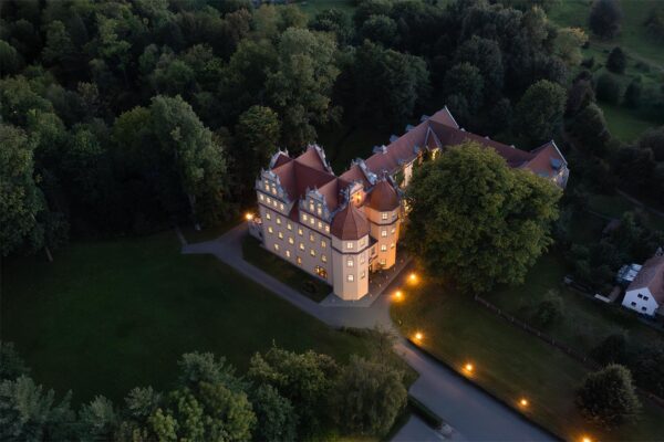 aussenaufnahme-drohne-abends-schlosshotel (1)