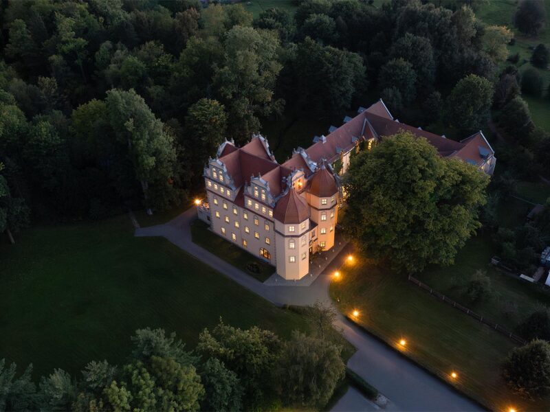 Aussenaufnahme Drohne Abends Schlosshotel (1)